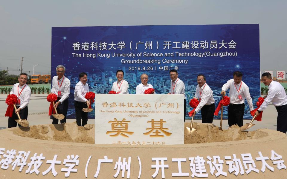 Andrew LIAO Cheung-Sing, Chairman of the HKUST Council (middle), Prof. Wei SHYY, President of HKUST (second left) and other guests officiate at HKUST (GZ)’s groundbreaking ceremony. 