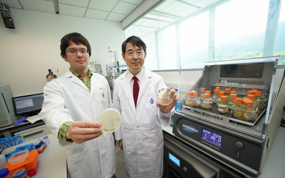 Prof. Qian Peiyuan (right) and a researcher of his team, LI Zhongrui, culture bacteria with the machine on the right.