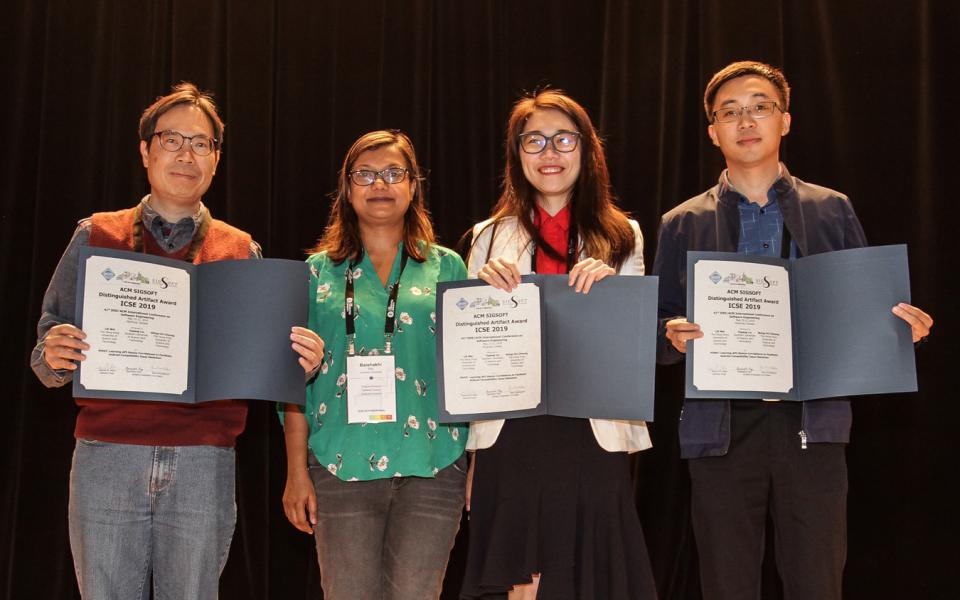 Prof. Cheung Shing-Chi (first left), PhD alumnus Dr. Liu Yepang (first right) and Wei Lili (second right) received the ACM SIGSOFT Distinguished Artifact Award at the 41st ACM/IEEE International Conference on Software Engineering (ICSE 2019).