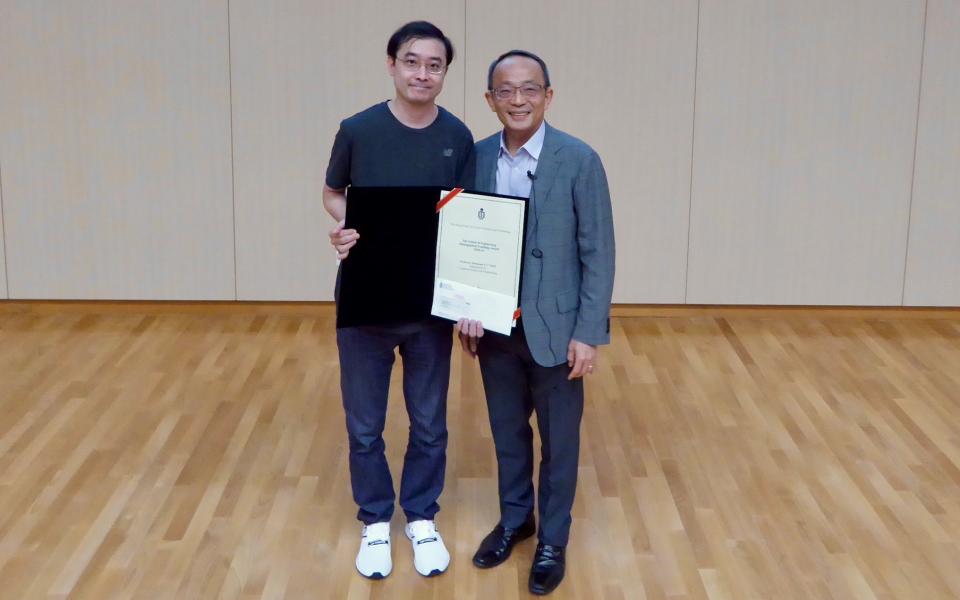 Prof. Desmond Tsoi (left) received the Distinguished Teaching Award from Dean of Engineering Prof. Tim Cheng.