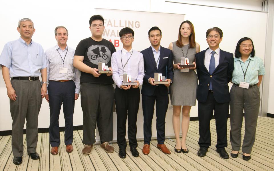 (From left:) Prof Penger Tong (Chair Professor of Physics and judge), Prof David Banfield, 3rd place recipient Po Sang Lo, 2nd place recipient Weiqi Xue, 1st place recipient Daniel Josephus Villaroman, 3rd place recipient Yun Xu, Prof Joseph H W Lee, Prof Kei May Lau, Chair Professor of Electronic and Computer Engineering and judge) 