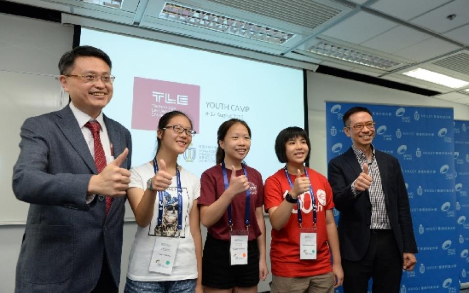 Prof King Lun Yeung, Associate Dean of Engineering (Research and Graduate Studies) and Director of MPhil Program in Technology Leadership and Entrepreneurship (TLE) (leftmost) and Prof Terrence Yee, Associate Director of MPhil Program in TLE (rightmost) with the winning team