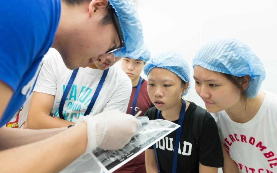 Students visited laboratories on HKUST campus. 