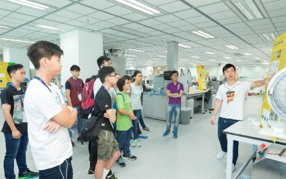 Students visited laboratories on HKUST campus.