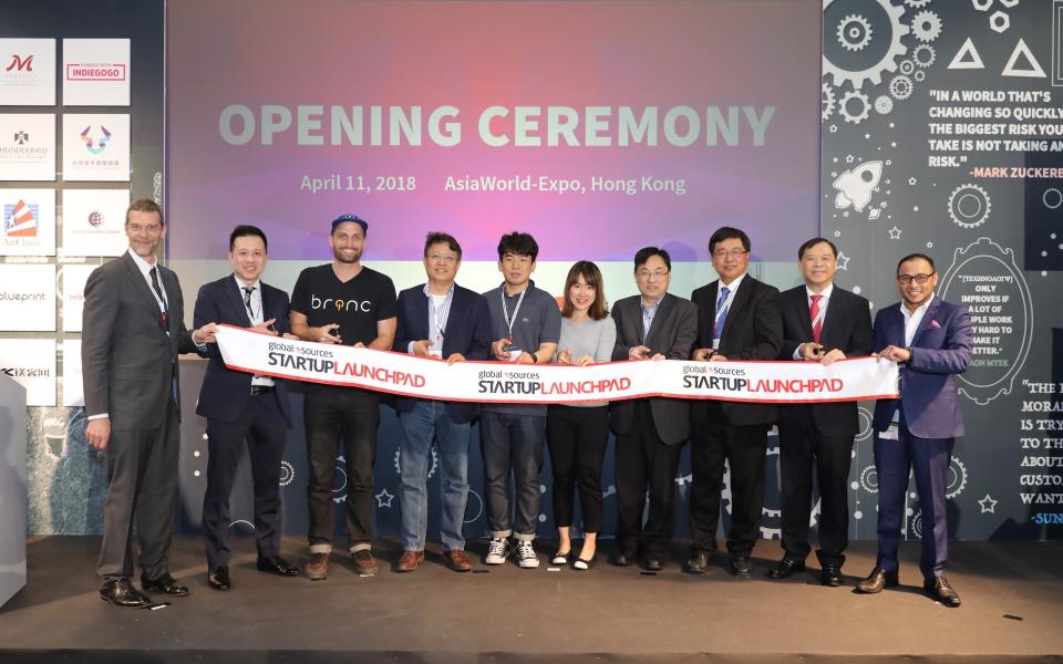 Dr. Eric Leung (fourth from left), The Associate Director of HKUST Technology Transfer Center officiated the Opening Ceremony of the Startup Launchpad April 2018.