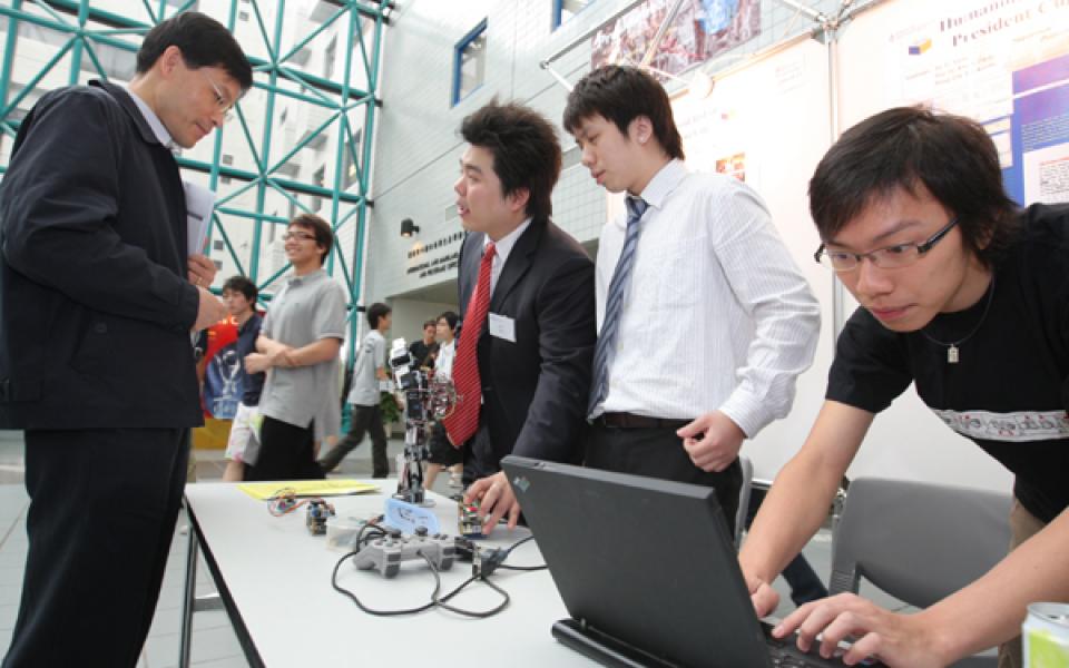  Gold Award awardees - Xu Yi, Tsui Tsz Kwan, and Wong Tim Tat 