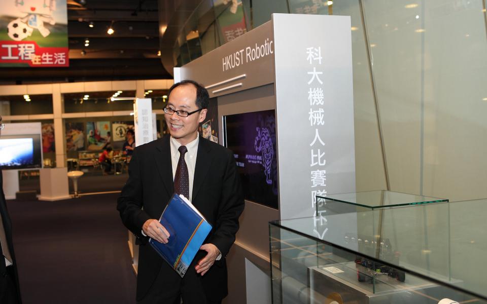  工学院副院长郑树坤教授介绍展品。
