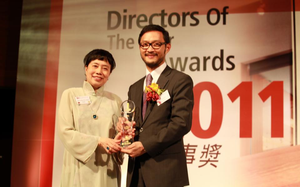 Prof Jack Lau (right) receives the Directors Of The Year Award.