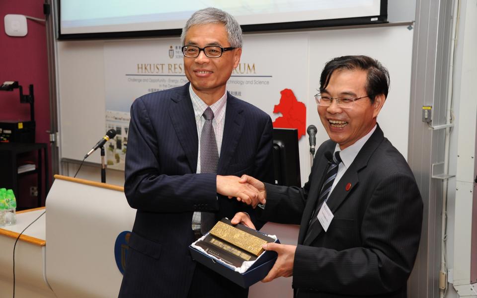  Prof Wei Shyy presents a souvenir to Prof Zongben Xu.