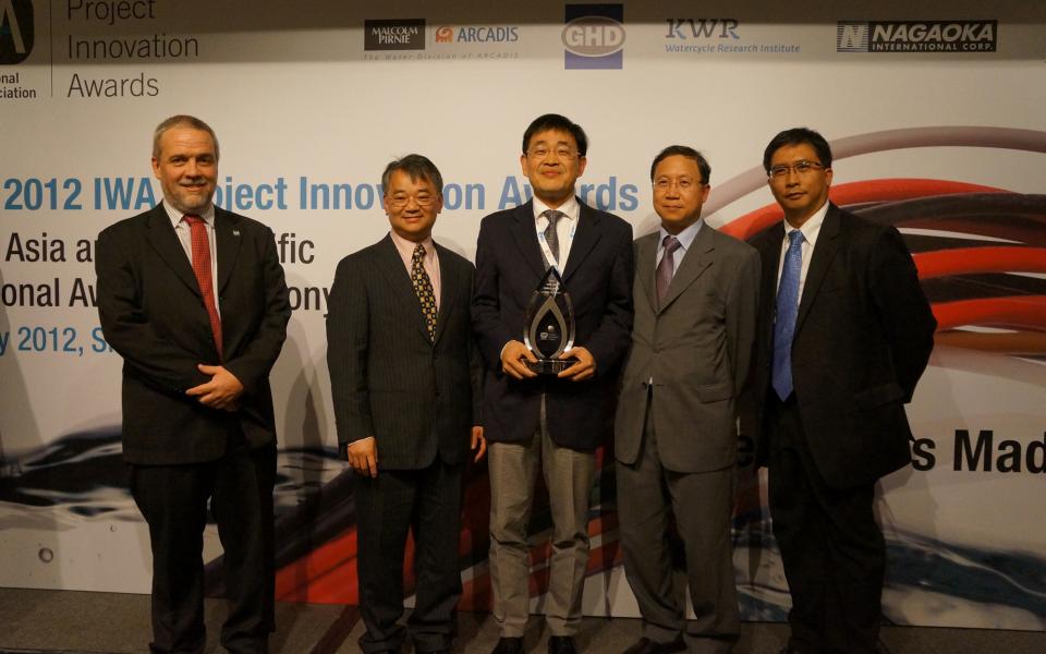 Prof Guanghao Chen (middle), together with representatives from Water Supplies Department and Drainage Services Department of the HKSAR Government, received the Honour Award of Project Innovation Awards (PIA) in the East Asia Region by the International Water Association (IWA) at the Singapore International Water Week on 3 July, 2012