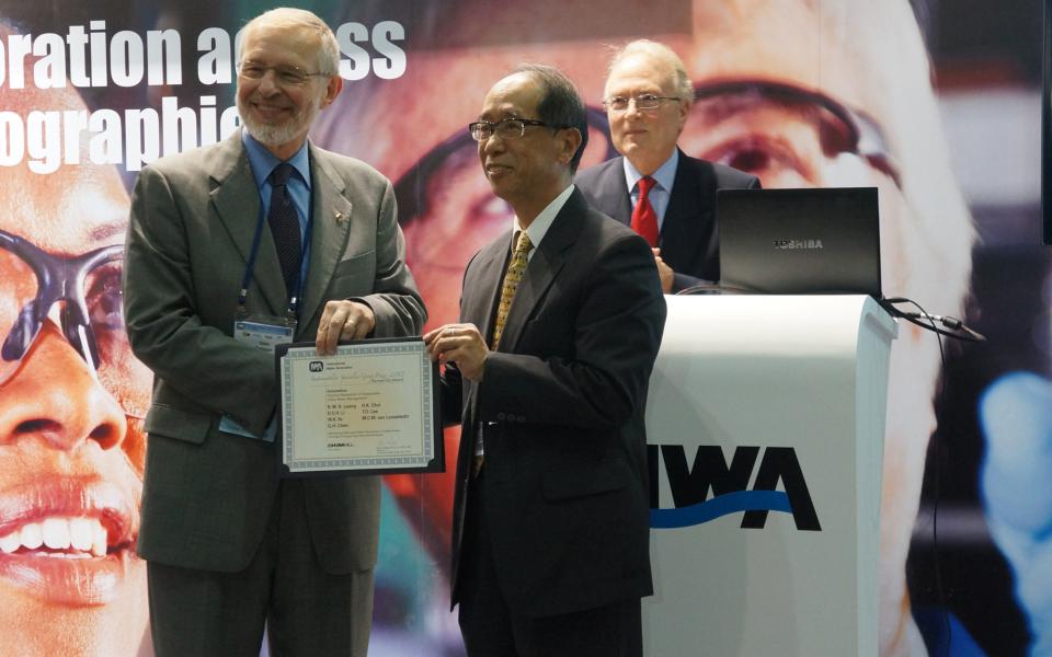 Dr Glen Daigger presented the Sustainability Prize to Ir David Li (right), Senior Manager of Hong Kong International Airport, a representative of the team.