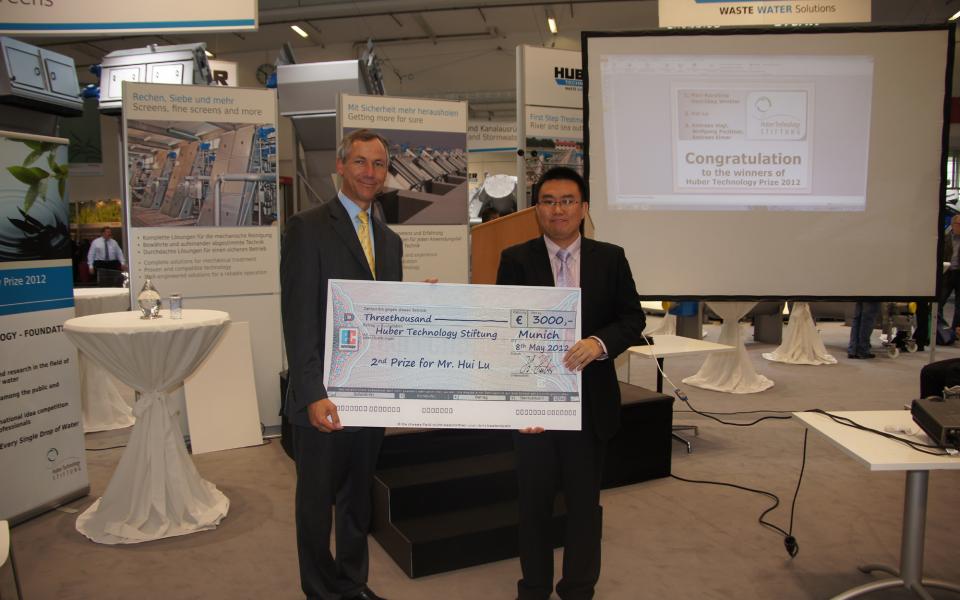 Dr Hui Lu (right) received the second prize of Huber Technology Prize from Dr Christian Barth, Head of Section in the Bavarian State Ministry for the Environment and Health 