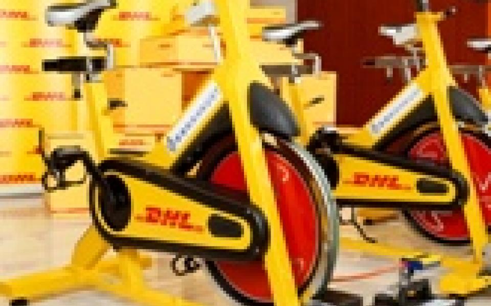 「DHL动能环保单车」将踏单车时产生的动力转化为可持续及再生的电力能源，让DHL速递员用以为客户送件的扫描器充电，以减低公司的碳足印及给员工缔造健康的工作环境。