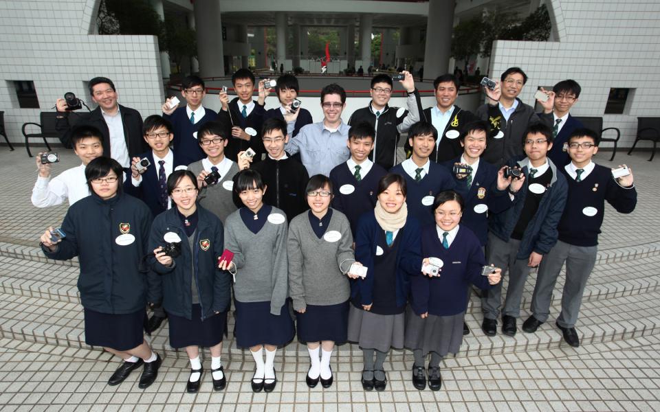 本地學校的同學準備拍攝科大校園