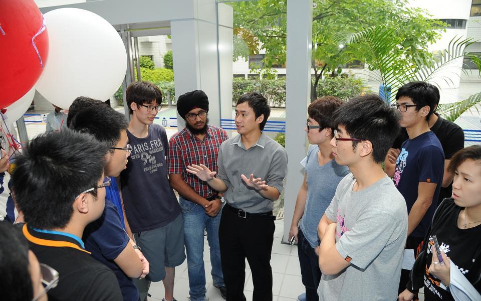 Students were keen to seek insightful guidance from Prof Ben Chan.