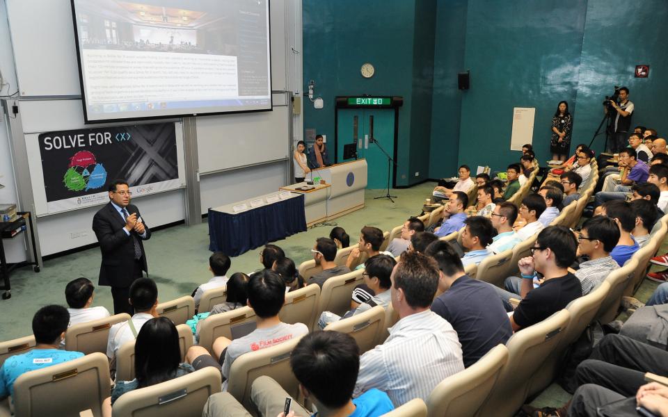 Prof Khaled Ben Letaief, Dean of Engineering, is delivering a welcoming speech for the speakers from Google. 