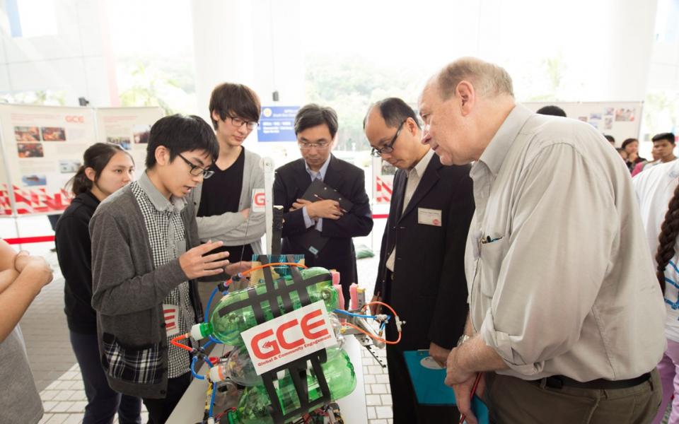 The training team members were presenting their robots ideas to Professor Tim WOO, Professor Roger CHENG & Professor Neil MICKLEBOROUGH. (from middle to right).