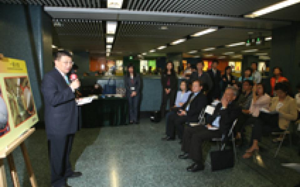 Mr Wilfred Lau gave a briefing at the press conference at Choi Hung MTR Station