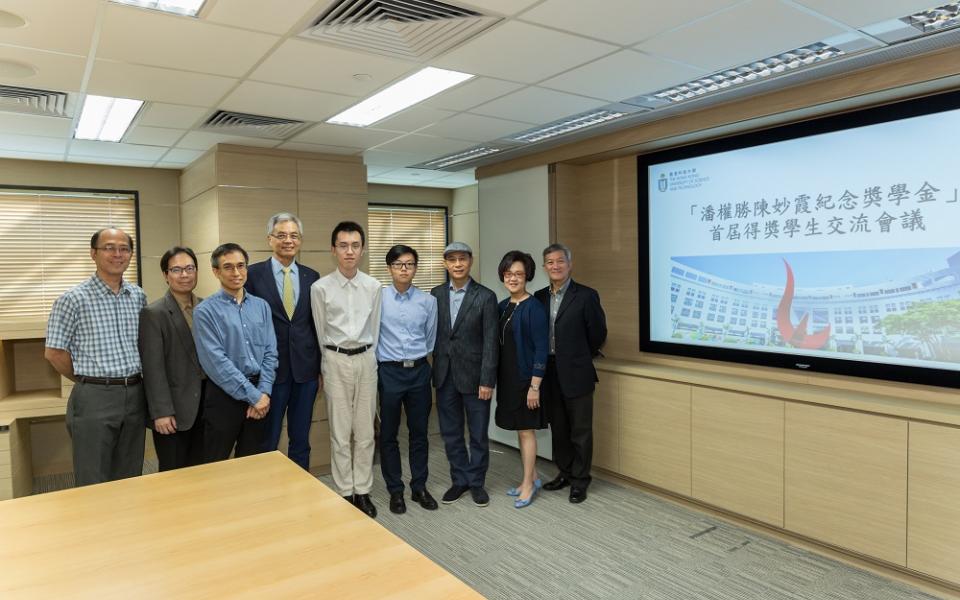 (From left to right) Prof CHENG Siu Wing, Prof. CHEUNG Shing Chi, Prof. Dit-Yan YEUNG, President Prof. Wei SHYY, Awardees WANG Yue Fei and CHIU Ka Ho, Mr and Mrs POON Kei Chak and Dr Tony LAM