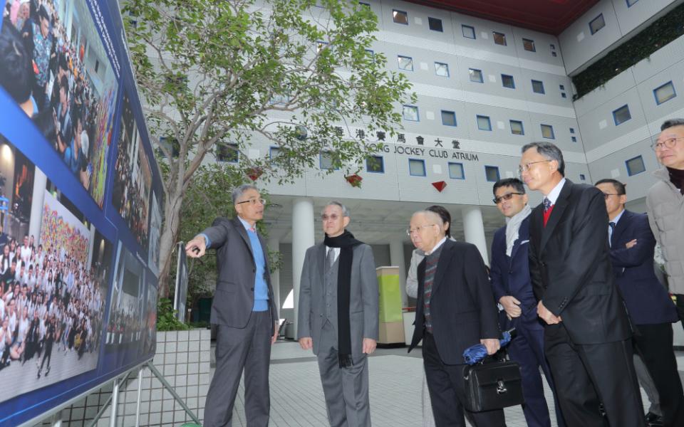 校长史维教授（左一）于香港赛马会大堂向参观团队介绍科大的校园活动。