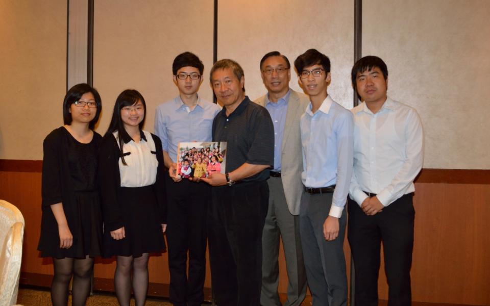 Prof Douglas Lin (fourth right) and Mr Howard Chu (third right) met some of the recipients of “Paul and Eileen Lin Grant”.