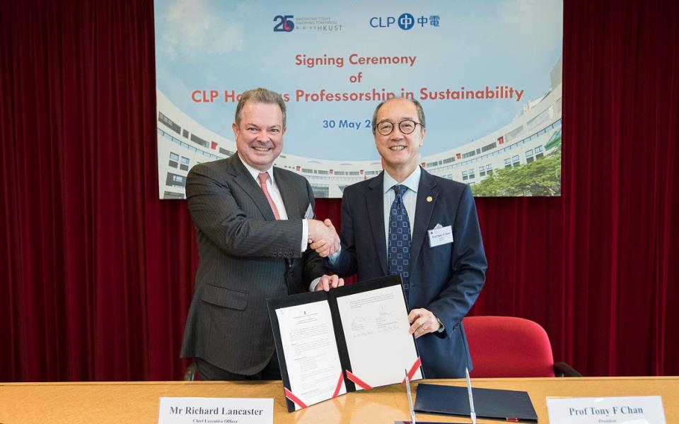 Mr Richard Lancaster, Chief Executive Officer of CLP Holdings, and Prof Tony F Chan, President of HKUST, at the signing ceremony of CLP Holdings Professorship in Sustainability.