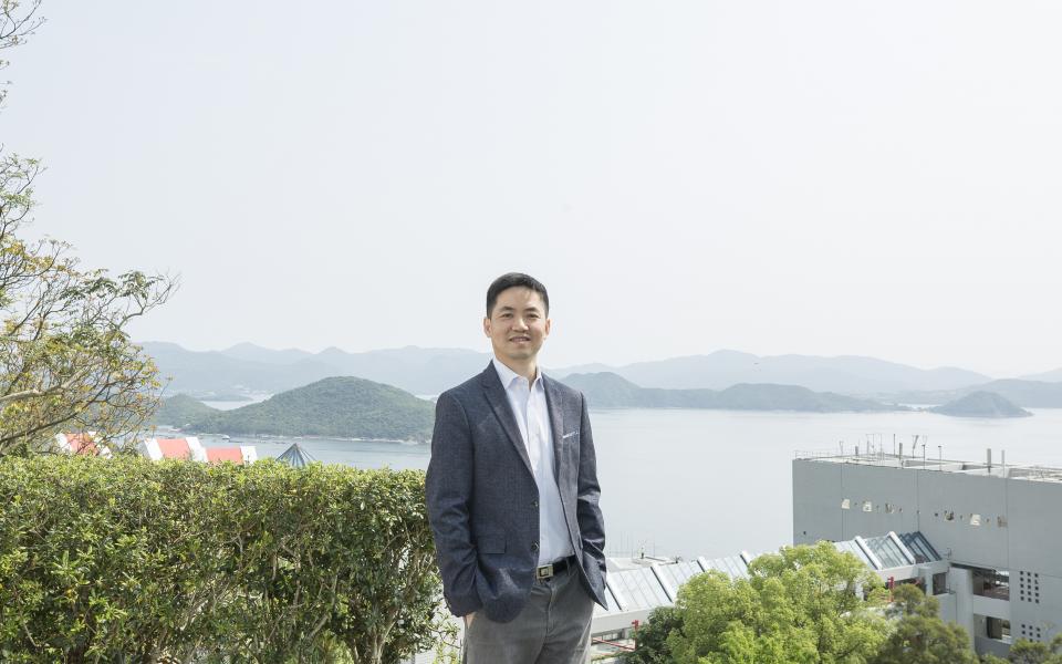 Prof. Fan Zhiyong fell in love with HKUST’s seaside campus at first sight.