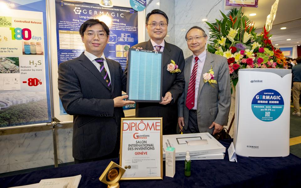 (From left) Alumnus Donald Lai and his co-supervisors Prof Yeung King-Lun, Professor of the Department of Chemical and Biological Engineering (CBE) and Division of Environment and Sustainability (ENVR), and Prof. Joseph K. C. Kwan, Adjunct Professor of ENVR, pose with their gold medal at the 2018 Geneva International Exhibition of Inventions after the signing ceremony of HKUST-CIL Joint Lab in 2018.