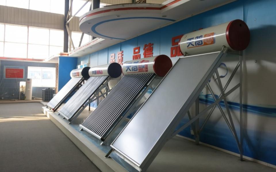 Students visited Tianpu Group Company, the largest solar power equipment manufacturer in China, to explore the latest technology development of renewable energy in China