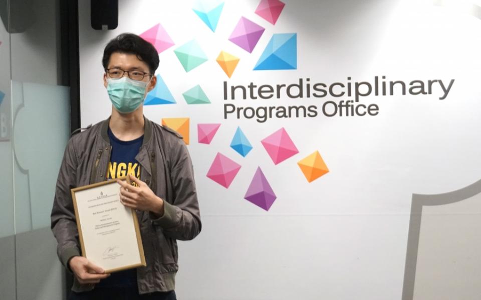  From left to right: Prof. Jimmy FUNG (Head of ENVR), Dr. WONG Yee Ka, Ms. ZHANG Yiqi, Prof. King L. CHOW, Prof. Alexis LAU (Supervisor)  Dr. WONG Yee Ka received the certificate from Prof King L. CHOW (Director of IPO)  Ms. ZHANG Yiqi received the certificate from Prof King L. CHOW (Director of IPO).  Dr. WONG Yee Ka shared his research experience with the current students