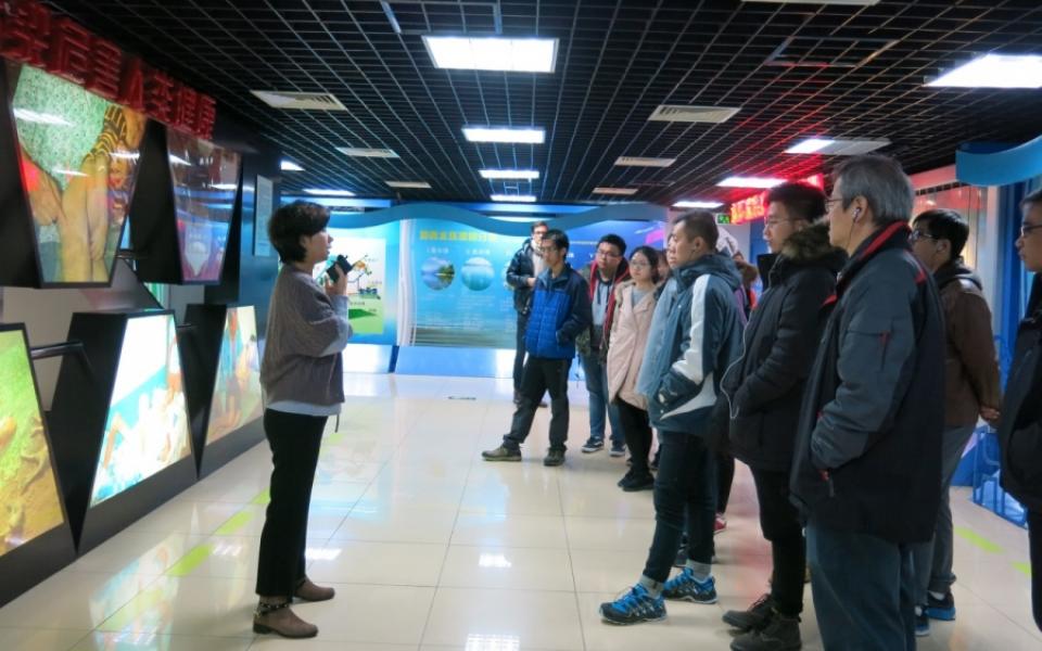 Students visited the Beijing Gaobeidian Sewage Treatment Plant, the largest domestic wastewater treatment plant in Beijing handling the city’s 40% wastewater, to understand the typical sewage treatment