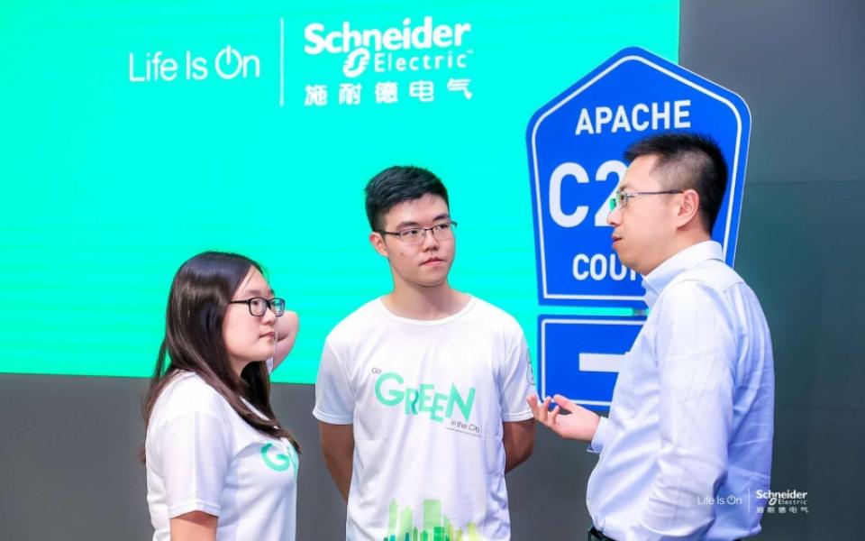 Mr. Peng DONG (right), Senior Manager of Green Building Energy Service provided technical advices to Enzo YIU and Karen LAM