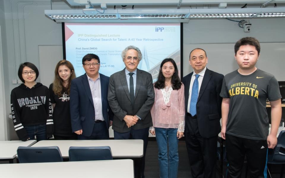 Prof. Xun WU (3rd left) , Head of Division of Public Policy, Prof. Ye QI (centre), Director of Institute for Public Policy and Prof. David ZWEIG (2nd right), Chair Professor of Division of Social Science, and Director of Center on China's Transnational Relations took photo with participants