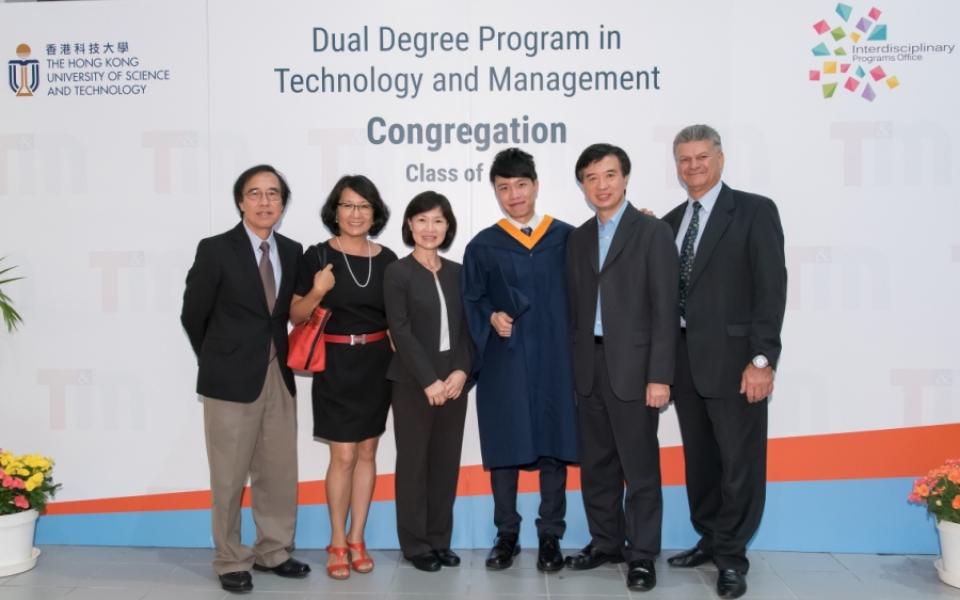 Prof. Chi Ming CHAN (left), Founder of Dual Degree Program in Technology & Management (T&M-DDP), Prof. Betty LIN (2nd left), Associate Director of T&M-DDP; and Mr. Graham YOUNG, Communication Tutor (right) took photo with T&M-DDP graduate and his family