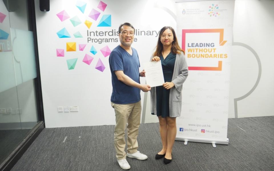 Prof. King L. CHOW (left), Director of IPO presented IPO Outstanding Community Service Award 2019/20 to Rachel LAM (right)