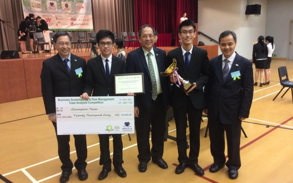 Charles (2nd right) and Ricky (2nd left) took photo with the judges.