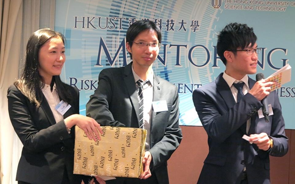 Prof. Raymond WONG (middle), Program Director of RMBI, played games and lucky draw with mentors and students