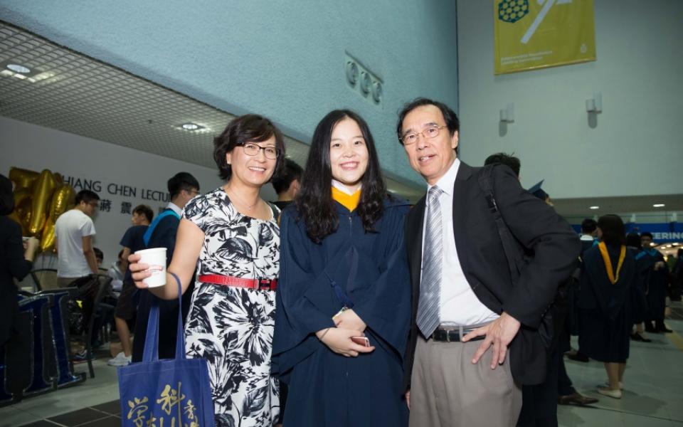 Prof. Betty LIN, Associate Director of T&M-DDP (left) and Prof. Chi Ming CHAN, Co-director of T&M-DDP (right) join the tea reception to congratulate the graduates