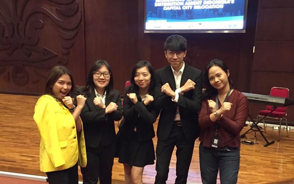 The team “Gravity Force” took photo with other participants after the final presentation (From second left: Karen LAM, Suey LI and Matthew YU)