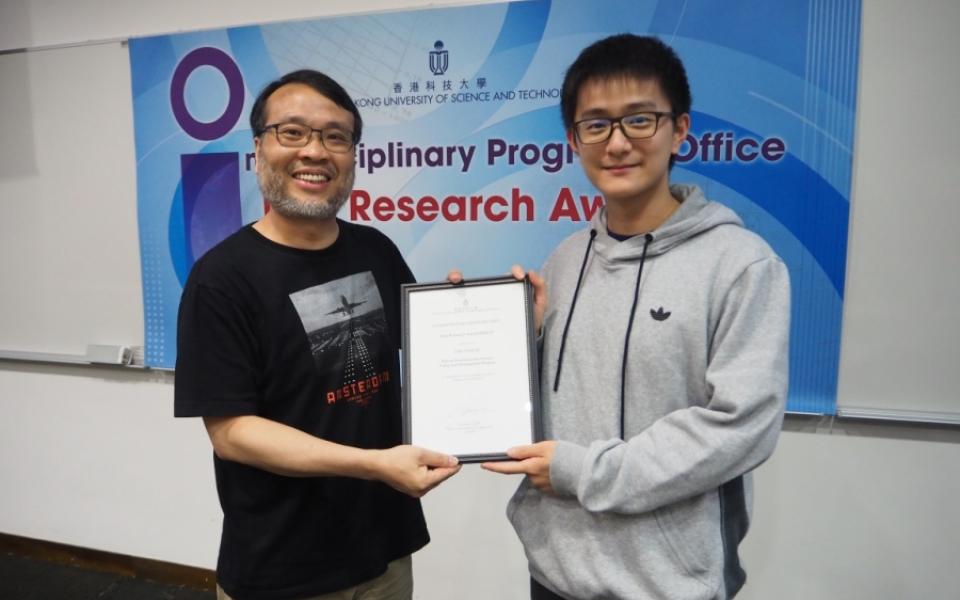 Mr. WANG Hao (right) received the first prize on behalf of Mr. CHU Yangxi (fourth-year PhD student of ESPM), presented by Prof. King L. CHOW, Director of IPO