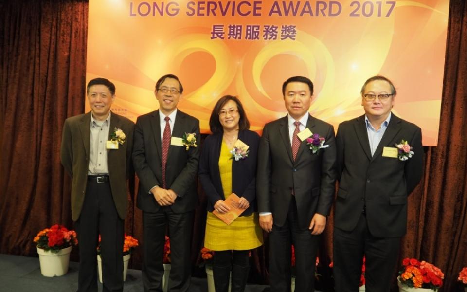 Prof. James THONG (right), Affiliated Faculty of T&M-DDP, took photos with fellow awardees