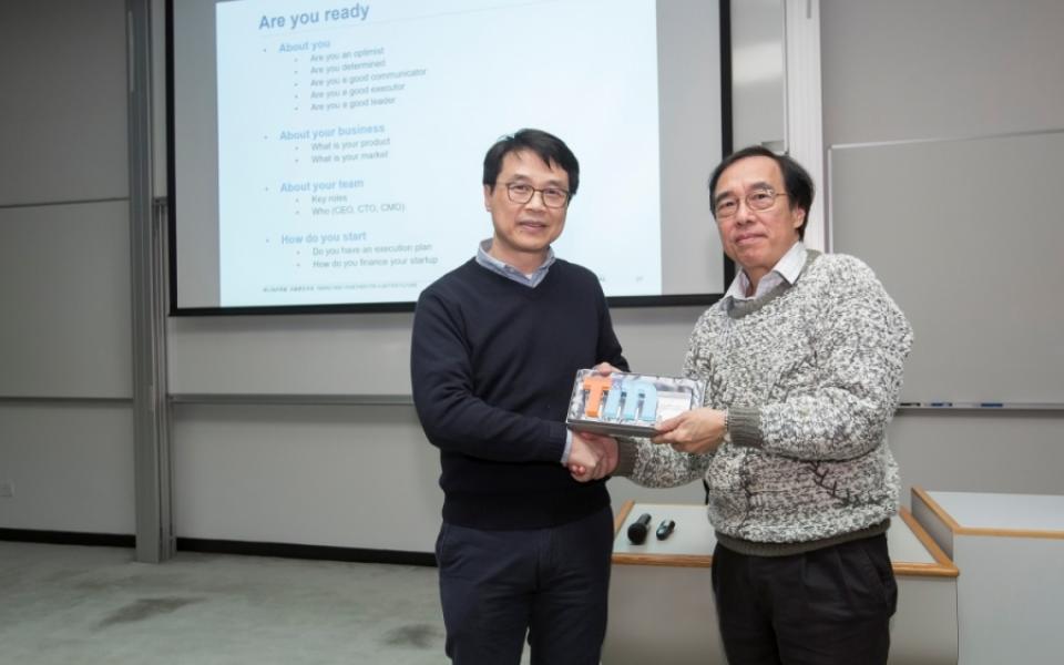 Prof. Chi Ming CHAN (right), founder of T&M-DDP, presented the souvenir to Mr. Raymond NGAI (left), the guest speaker