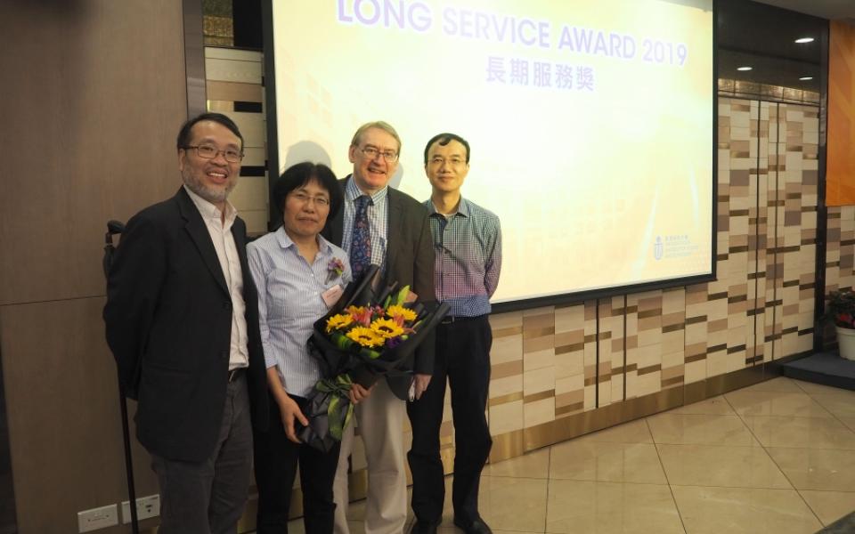 Prof. King L. CHOW, Director of IPO (left), , Prof. Ian D WILLIAMS, Head of Department of Chemistry (2nd right) and Prof. Jimmy FUNG, Head of ENVR (right) congratulated Prof. Jianzhen YU, PG Coordinator (RPg) of ENVR (2nd left) for receiving the Long Service Award