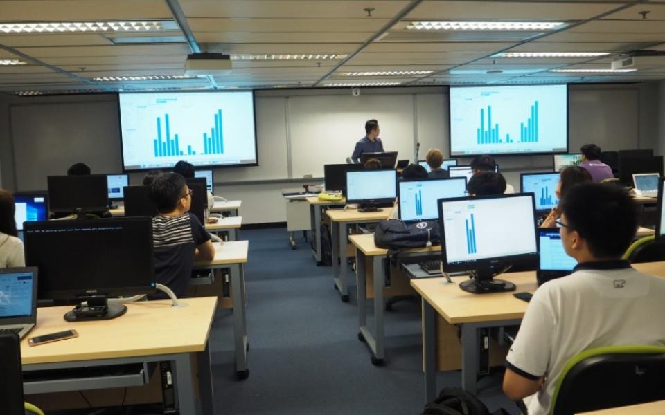 Tableau expert came to HKUST to provide a training workshop for RMBI students