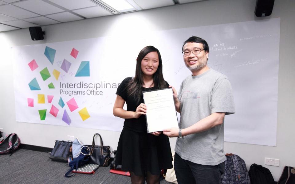 Sharon LAU (left) receives the IPO Outstanding Community Service Award from Prof. King L. CHOW, Director of IPO