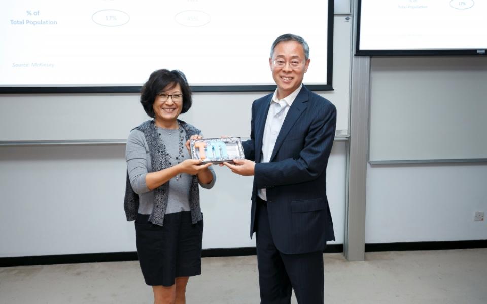 Prof. Betty LIN, Associate Director of T&M-DDP (left), presented souvenir to Mr Guy CUI, Managing Director, Baring Private Equity Asia