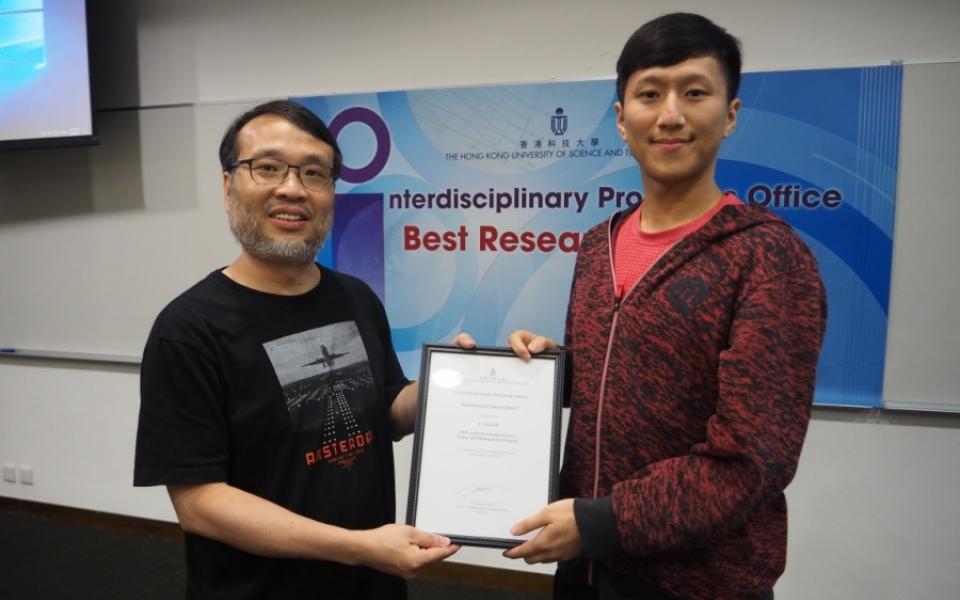 Mr. LI Yugen (right, Class of 2016, MPhil in ESPM) received the first prize from Prof. King L. CHOW, Director of IPO