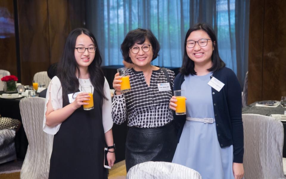 Prof. Betty LIN (center), Associate Director & UG Coordinator of T&M-DDP took a photo with prospective students