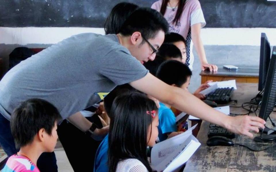 Simon taught children at the Jiangxi Service Learning Trip