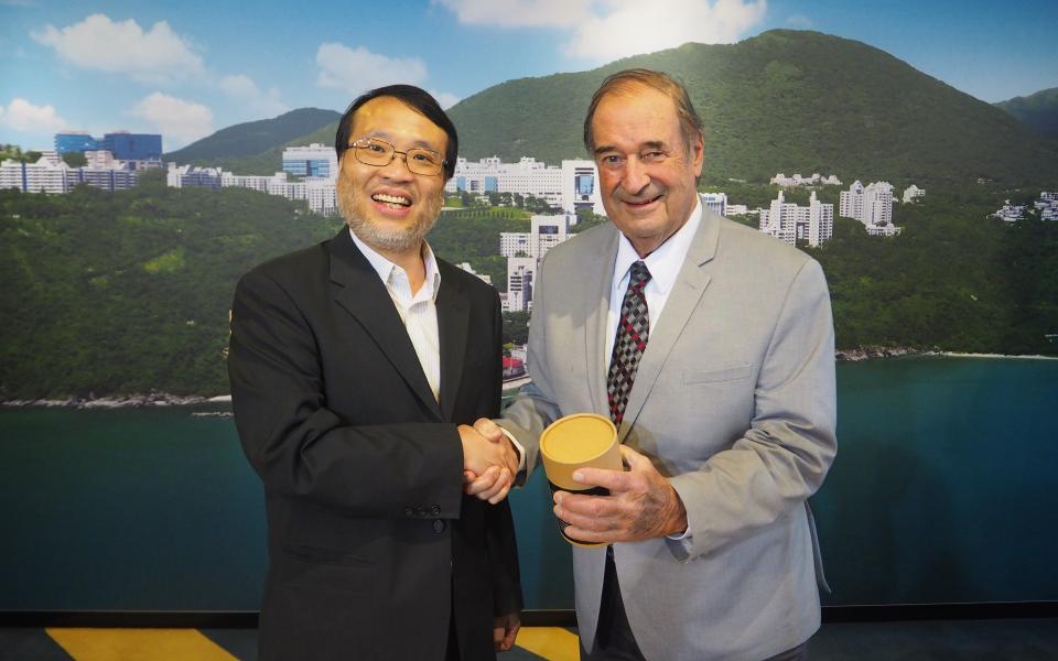 Prof. King L. CHOW(left), Director of IPO, presented the souvenir to the late Prof. Roger R. STOUGH, Chair of IPO Advisory Board after the IPO Advisory Board Meeting in April 2019.